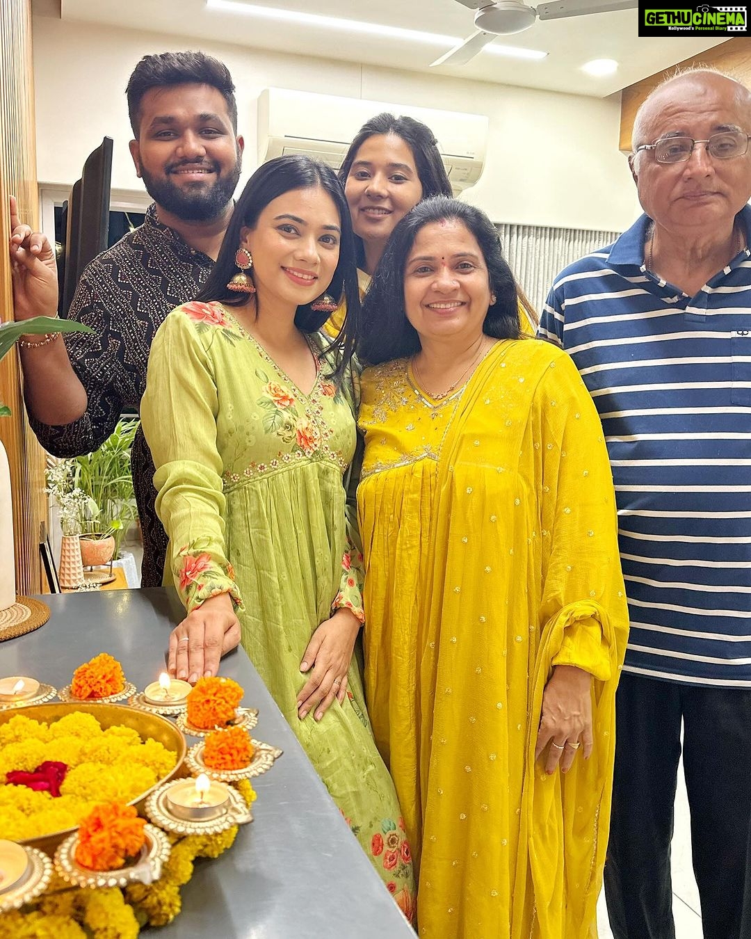 Dimple Biscuitwala Instagram - સાલ મુબારક🙏🏻🪔✨