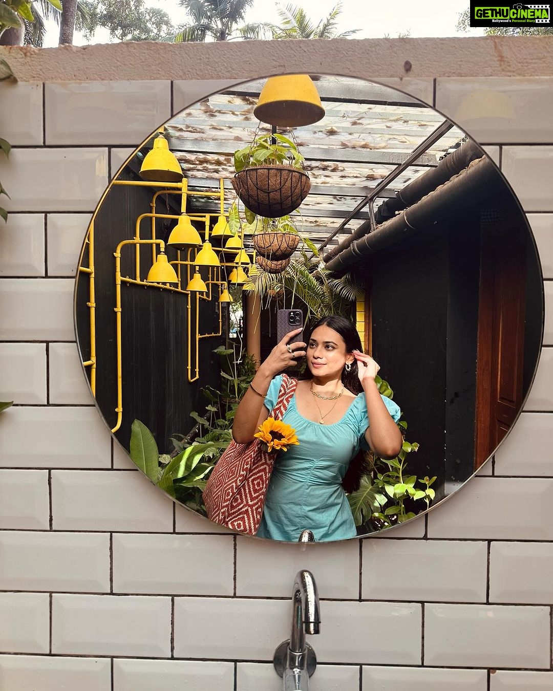 Dimple Biscuitwala Instagram - Sunflowers 🌻 to Sunset 🫶🏻 . #goadairies #beachvibes #sunsetlover #holidayvibes #aesthetics #dimplebiscuitwala Goa