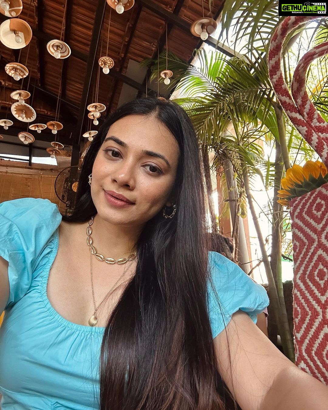 Dimple Biscuitwala Instagram - Sunflowers π» to Sunset π«Άπ» . #goadairies #beachvibes #sunsetlover #holidayvibes #aesthetics #dimplebiscuitwala Goa