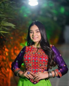 Dimple Biscuitwala Instagram - Sharad poonam🌕 #navratri2023 
.
Wearing @label.jagruti 
Captured by @_hb.photography__ 
Hair and makeup by @headshotsalons