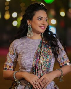 Dimple Biscuitwala Instagram - 💜💫
.
Wearing @aarohan_experience 
Jewellery by @the_beta_girl 
Styled by @style_by_mita 
Captured by @_hb.photography__ 
MUAH @saramakeupofficial