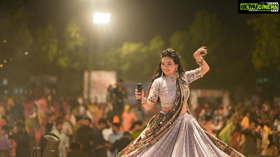 Dimple Biscuitwala Instagram - Dussehra 💥✨ . Wearing @aarohan_experience Jewellery by @the_beta_girl MUAH @saramakeupofficial Captured by @_hb.photography__ Styled by @style_by_mita