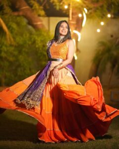 Dimple Biscuitwala Instagram - 🧡💜 #navratri2023 #dimplebiscuitwalalive
.
Wearing @jenii_12 @dclossetcloud 
Styled by @style_by_mita 
Captured by @_hb.photography__ 
Jewellery by @the_beta_girl 
MUAH @saramakeupofficial
Nails by @daisynailstudio