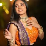 Dimple Biscuitwala Instagram - 🧡💜 #navratri2023 #dimplebiscuitwalalive . Wearing @jenii_12 @dclossetcloud Styled by @style_by_mita Captured by @_hb.photography__ Jewellery by @the_beta_girl MUAH @saramakeupofficial Nails by @daisynailstudio