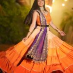 Dimple Biscuitwala Instagram - 🧡💜 #navratri2023 #dimplebiscuitwalalive . Wearing @jenii_12 @dclossetcloud Styled by @style_by_mita Captured by @_hb.photography__ Jewellery by @the_beta_girl MUAH @saramakeupofficial Nails by @daisynailstudio