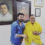 Dinesh Gopalsamy Instagram - வெள்ளித்திரை மற்றும் சின்னத்திரையில் பல சாதனைகள் படைத்த மூத்த கலைஞரான திரு. டத்தோ ராதாரவி ஐயா அவர்களை  உழைக்கும் கரங்கள் அணி சார்பாக சந்தித்து வாழ்த்துகளை பெற்றுக்கொண்டேன். முதல் முறையாக போட்டியிடும் என்னை வாழ்த்தி ஆசி வழங்கிய ஐயா அவர்களுக்கு மிக்க நன்றி.🙏