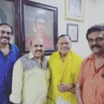Dinesh Gopalsamy Instagram - வெள்ளித்திரை மற்றும் சின்னத்திரையில் பல சாதனைகள் படைத்த மூத்த கலைஞரான திரு. டத்தோ ராதாரவி ஐயா அவர்களை  உழைக்கும் கரங்கள் அணி சார்பாக சந்தித்து வாழ்த்துகளை பெற்றுக்கொண்டேன். முதல் முறையாக போட்டியிடும் என்னை வாழ்த்தி ஆசி வழங்கிய ஐயா அவர்களுக்கு மிக்க நன்றி.🙏