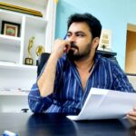 Dinesh Gopalsamy Instagram - மேக்கப் போட்டு ஒரு சீன் நடிக்குறதவிட....🎭 பேனா புடிச்சி ஒரு சீன் யோசித்து எழதுவது ✍ ஒரு வகையான ஆனந்தம்....🙂🙌🤓✍