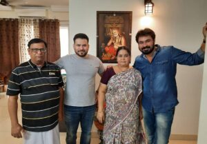 Dinesh Gopalsamy Instagram - எப்பவும் பாசமா எனக்கு புடிச்சத சமச்சித்தர *அம்மா.

எனக்கு போதும் அவனுக்கு வையி நல்லா  சாப்பிடட்டும்னு சொல்லுற *அப்பா

அவன் முதல சாப்பிடட்டும் நான் அப்புறமா சாப்பிடுரேன்னு சொல்லுற *அண்ணன்
 
இதுவே இறைவன் எனக்கு கொடுத்த பெரிய செல்வம்....🙂👬👨‍👩‍👦‍👦🏡