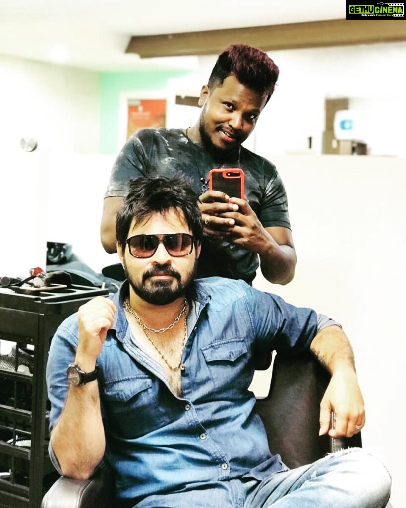 Dinesh Gopalsamy Instagram - Felt groomed when its little messed up😄😎