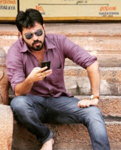 Dinesh Gopalsamy Instagram - இந்த செல்போன் மட்டும் கண்டுபுடிக்கலேனா, இன்னும் நிம்மதியா இருந்திருக்கலாம்😜 என்ன ஒரு எமோஷனல் கணக்ட்...🤔🤓