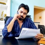 Dinesh Gopalsamy Instagram - மேக்கப் போட்டு ஒரு சீன் நடிக்குறதவிட....🎭 பேனா புடிச்சி ஒரு சீன் யோசித்து எழதுவது ✍ ஒரு வகையான ஆனந்தம்....🙂🙌🤓✍