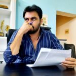 Dinesh Gopalsamy Instagram - மேக்கப் போட்டு ஒரு சீன் நடிக்குறதவிட....🎭 பேனா புடிச்சி ஒரு சீன் யோசித்து எழதுவது ✍ ஒரு வகையான ஆனந்தம்....🙂🙌🤓✍