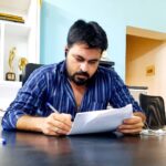 Dinesh Gopalsamy Instagram - மேக்கப் போட்டு ஒரு சீன் நடிக்குறதவிட....🎭 பேனா புடிச்சி ஒரு சீன் யோசித்து எழதுவது ✍ ஒரு வகையான ஆனந்தம்....🙂🙌🤓✍