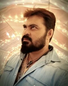 Dinesh Gopalsamy Instagram - Launching Tomorrow in ZEE Tamil, 
Bouncing with a pivotal role🔑 in Karthigai Deepam. 
Watch it on : ZEE TAMIL & ZEE5 📺
Launch Date : December 5th - 2022 🗓
Slot Time : 9:00 P.M (இது நம்ம டைம்) ⏰
