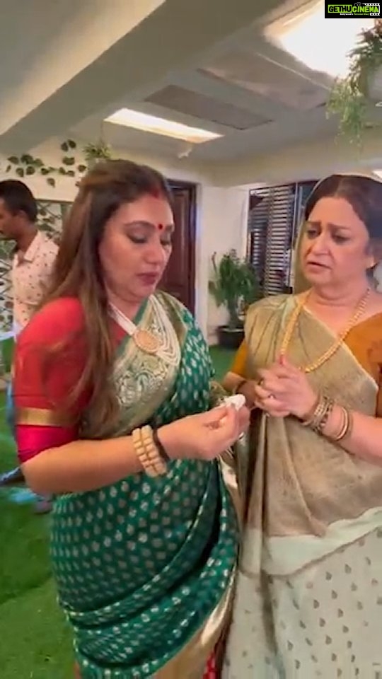 Dipika Chikhlia Instagram - Deepika and Seema as Sumitra n Imarti on set chemistry❤ #dhartiputranandani #bts #instagood #seemaanand #dipikachikhaliatopiwala #imartidevibhardwaj #nazaratv #nazarantvlovers #daily #instareels