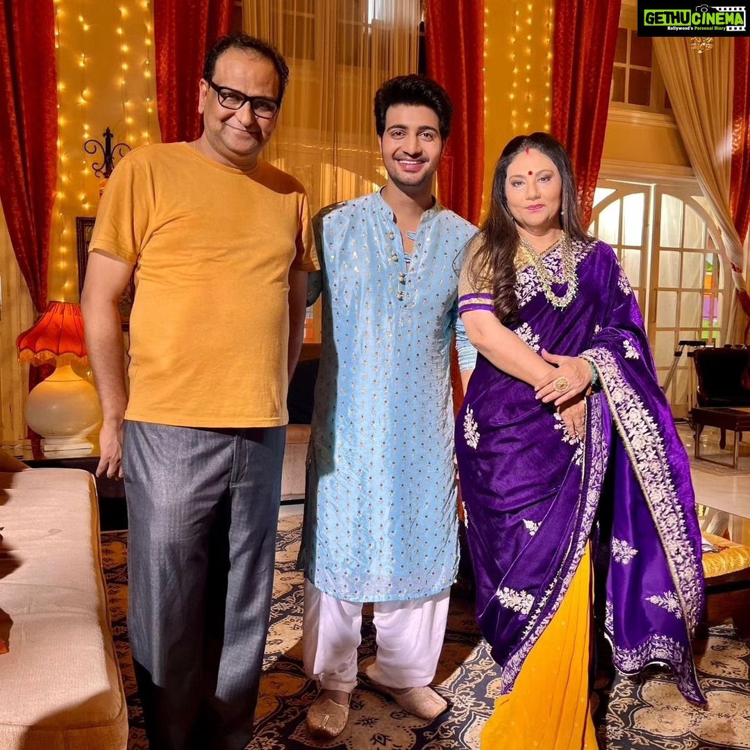 Dipika Chikhlia Instagram - धारावाहिक नंदनी ने 50 वे पड़ाव को पूरा किया हैं कुछ नए कलाकार भी आए सिलसिला चालू हैं देखते रहिए धरती पुत्र नंदनी सिर्फ Nazara TV पर रात साढ़े आठ बजे सोम से शुक्रवार .. इस पड़ाव में @dipikachikhliatopiwala में आपका मार्गदर्शन हमेशा प्रेरित करता रहा हैं धन्यवाद मौका और सहयोग देने के लिए.. #tv #show #drama #story