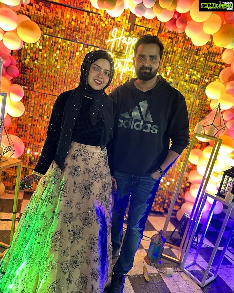 Dipika Kakar Instagram - Pehli Wedding Anniversary bahut bahut mubarak ❤️❤️❤️ bas hamesha aise hi ek doosre ke saath rehna ek doosre ka khayal rakhna… Khush Raho hamesha dil se yahi dua hai Love u both @saba_ka_jahaan @khalid_niaz23