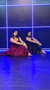 Disha Pandey Instagram - New and fresh collab with my new friend @dishapandey_official ❤️ You are truly amazing never thought I’m meeting you for the first time. 🫣❤️😊 Thank you @boogiemove_ for shooting this video for us Studio- @theflexdancestudio #diltohbacchahaiji #sittingchoreography #collaboration #kathakdance #fusion #kathaklove #reelinstagram #reelitfeelit #borntoshine #bornoninstagram #viralreels