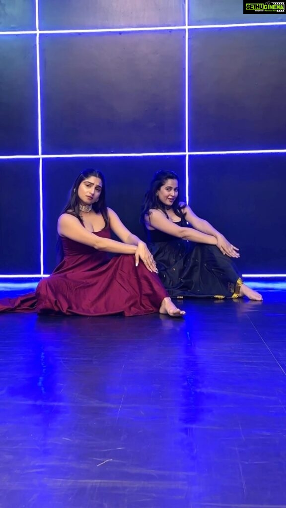 Disha Pandey Instagram - New and fresh collab with my new friend @dishapandey_official ❤️ You are truly amazing never thought I’m meeting you for the first time. 🫣❤️😊 Thank you @boogiemove_ for shooting this video for us Studio- @theflexdancestudio #diltohbacchahaiji #sittingchoreography #collaboration #kathakdance #fusion #kathaklove #reelinstagram #reelitfeelit #borntoshine #bornoninstagram #viralreels