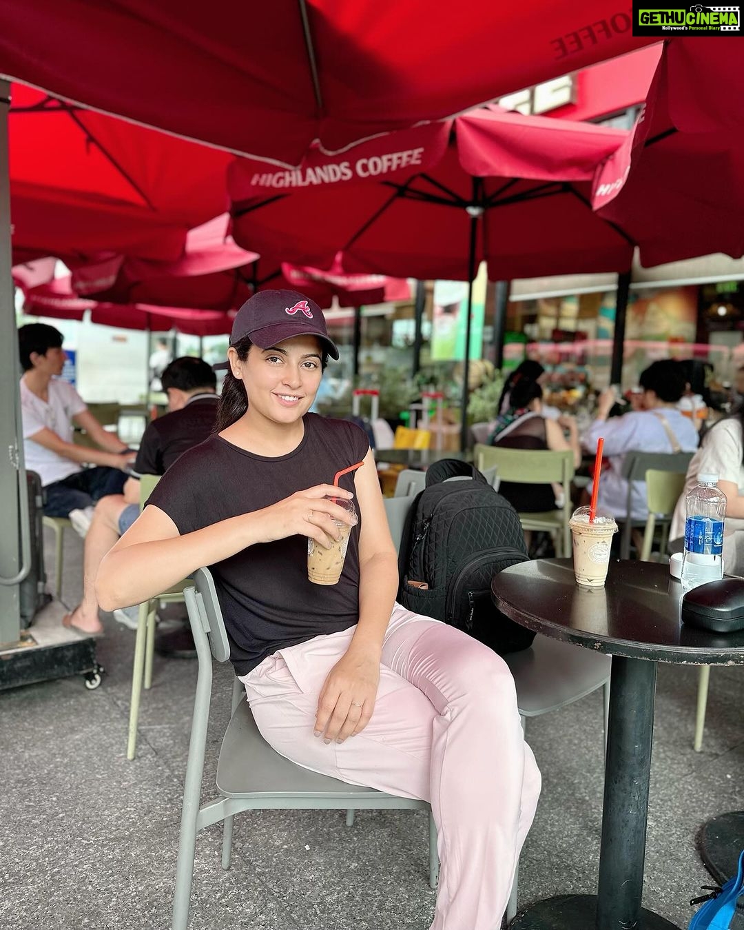 Disha Pandey Instagram - PHIN SỮA ĐÁ #PHINSỮAĐÁ👍🏻 #Forcoffeeloverswhoareplaningtovisitvietnam🇻🇳 Highland Coffee Tân Sơn Nhất