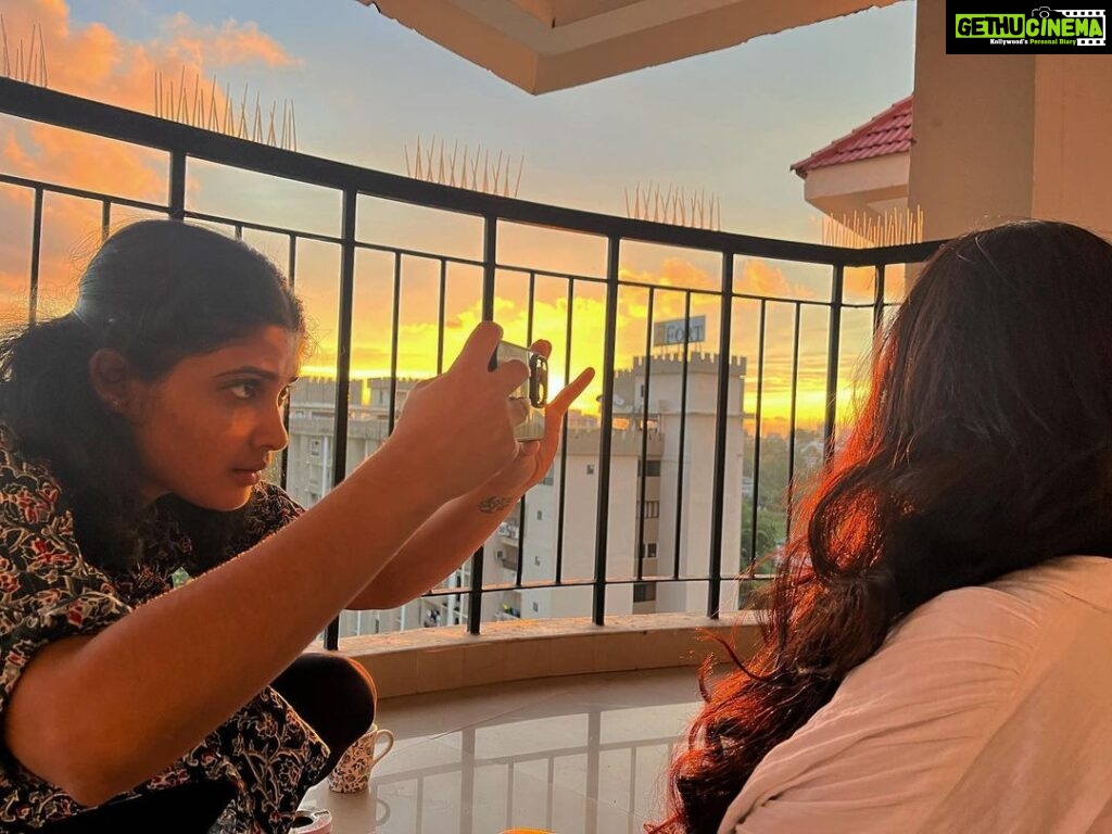 Divya Prabha Instagram - My darling people 🌈 Muse @deepthi_karat DP @divya_prabha__ BTS @rajeshmadhavan #sunsetswithfriends Kakanad