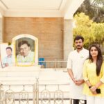Divya Uruduga Instagram – Tribute to & Blessing from Karnataka Ratna  Dr Rajkumar &  PowerStar Puneeth Rajkumar .

#tribute #blessings 

#preethiiraliantaraladinda 

#aravindkp #aravindkp69 #arvians #arviya #udupi #kadiyali #racer #dirtbikes #rallylife 💛🖤 Dr. Rajkumar Memorial