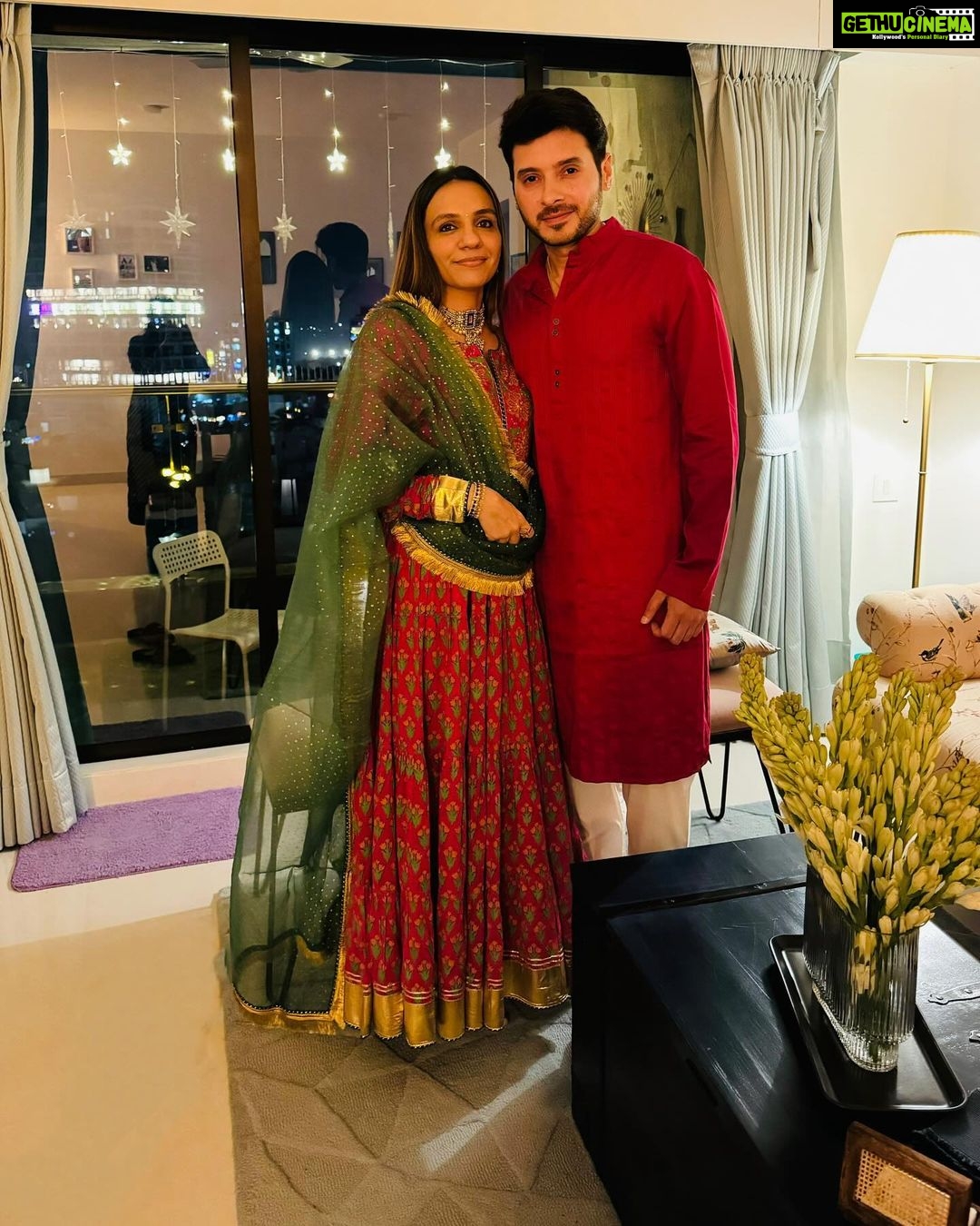 Divyenndu Instagram - Choose to Shine!!! ❤️ @astoryofonesown_ Happy Deepawali!!!! #FamilyHainAapLogHamari