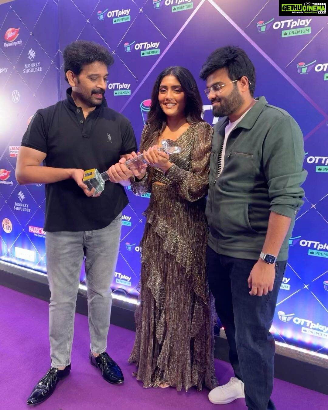 Eesha Rebba Instagram - Kudos to the team #DAYAA and Congratulations to @sadinenipavan ❤️and Jd Chakravathy sir ❤️ I feel honoured to be a part of an amazing journey. Big thanks to @sadinenipavan @disneyplushstel @svfsocial @ottplayapp @htcity #Dayaa #OTTplayAwards