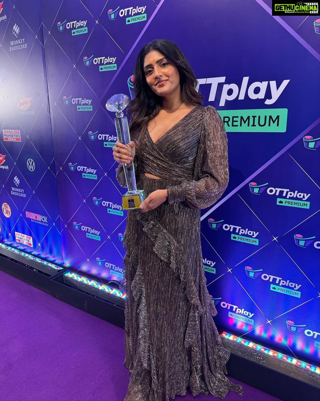 Eesha Rebba Instagram - Kudos to the team #DAYAA and Congratulations to @sadinenipavan ❤️and Jd Chakravathy sir ❤️ I feel honoured to be a part of an amazing journey. Big thanks to @sadinenipavan @disneyplushstel @svfsocial @ottplayapp @htcity #Dayaa #OTTplayAwards