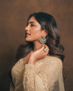 Eesha Rebba Instagram - ✨✨ Styling - @rashmi_angara with @thumu_bhavana Outfit - @pranathikatikareddy.official Jewellery - @mangatraijewels Shot by - @_anupphotography Makeup - @venkateshparam Hair - Raju