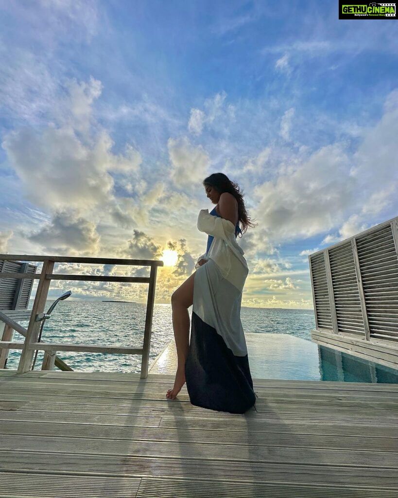 Eesha Rebba Instagram - U know the vibe🌊☀🐬🏝 #dhigalimaldives #coastalin #maldives