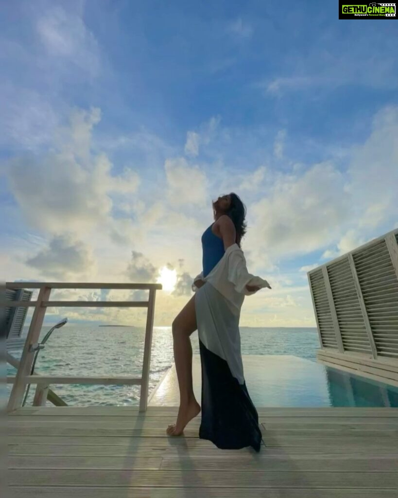 Eesha Rebba Instagram - U know the vibe🌊☀🐬🏝 #dhigalimaldives #coastalin #maldives