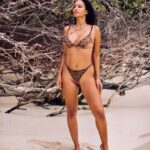 Elena Roxana Maria Fernandes Instagram - Weekend vibes! . . . #weekend #vibes #body #bodypositive #hot #hotbod #beach #beachbody #slay #ootd #outfitinspiration #style #fashion #bikini #glam #glow