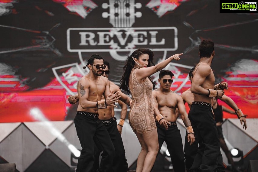 Elena Roxana Maria Fernandes Instagram - Dance with me! 😉 . . . #EkVillainReturns #babydoll #dance #babydollremix #song #stills #ekvillain #movie #film #ootd #performance #beautiful #face #body #shine #glam #beauty #acting #dancing