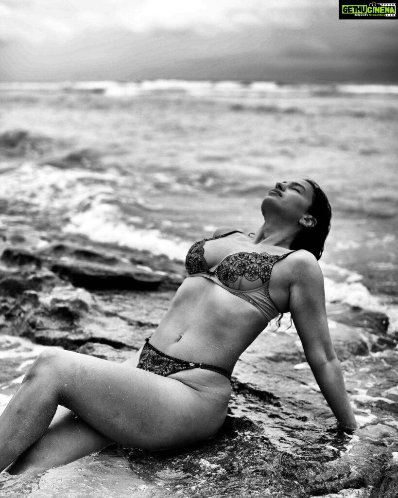 Elena Roxana Maria Fernandes Instagram - TGIF #weekendfeeling #lostatsea #lingerie #oceanvibes #reelitfeelit #natural #curves