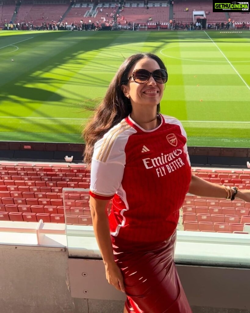 Elena Roxana Maria Fernandes Instagram - No brownie points for guessing which team I was supporting during the match last night at the Emirates Stadium between Arsenal and Man City. 😉Witnessed the game straight from the The WM Lounge presented by Sobha Realty. A huge shout out to Sobha Realty for making this incredible experience possible. Can’t wait to show you all the fun! . . . @sobharealty #ArsenalxSobha #TheArtOfTheDetail #SobhaRealty @arsenal @arsenalwfc @prukdigital @sunnysuri