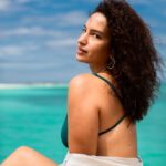 Elena Roxana Maria Fernandes Instagram - I see you! . . . #sea #see #beach #beachlife #bikini #outfit #beauty #pretty #hair #curls #outfitinspiration #glam #glow #shine #outfitoftheday #ootd #slay #beachvibes