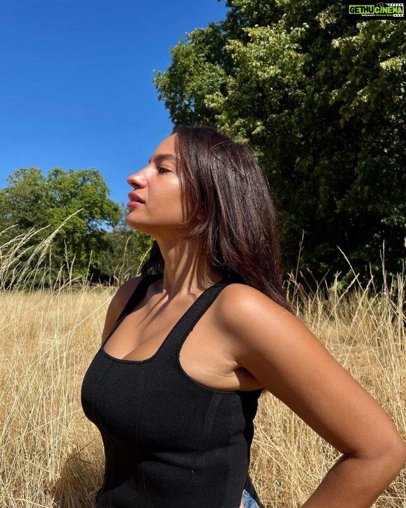 Elena Roxana Maria Fernandes Instagram - A little bit of sun over the weekend! . . . #littlebitofsun #weekend #sun #sunkissed #sunshine #lifestyle #pose #beauty #fashion #style #glam #glow #black #shine #happy #bodypositive #love #ootd #outfitoftheday