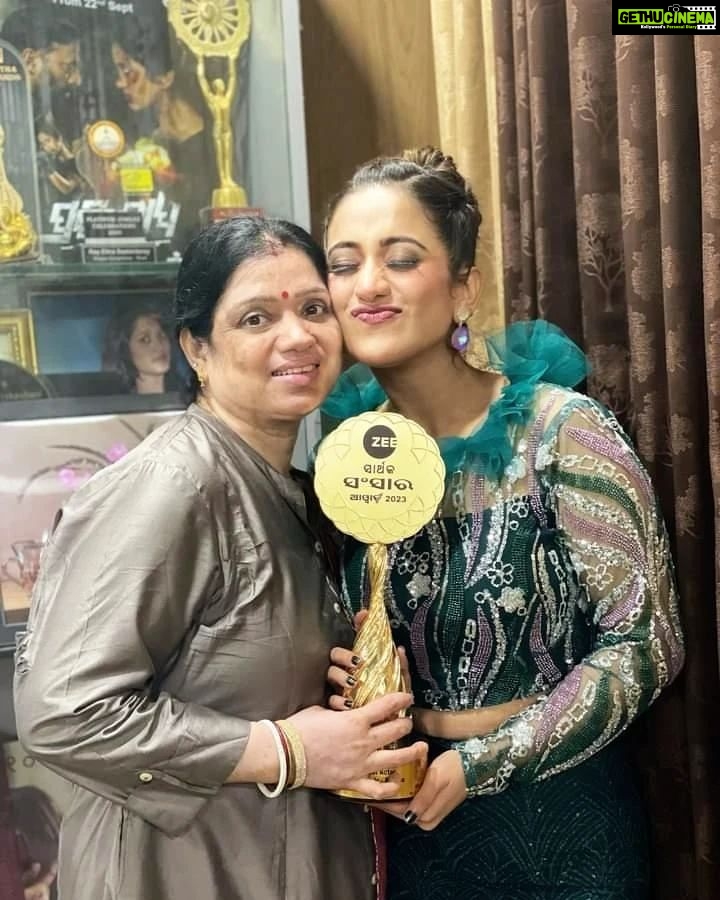 Elina Samantray Instagram - You are my fighter daughter⭐️ Congratulations Sona. Pratisodh is a very good movie. God bless you🌺 Best Actress of the year for the cinema pratisodh.