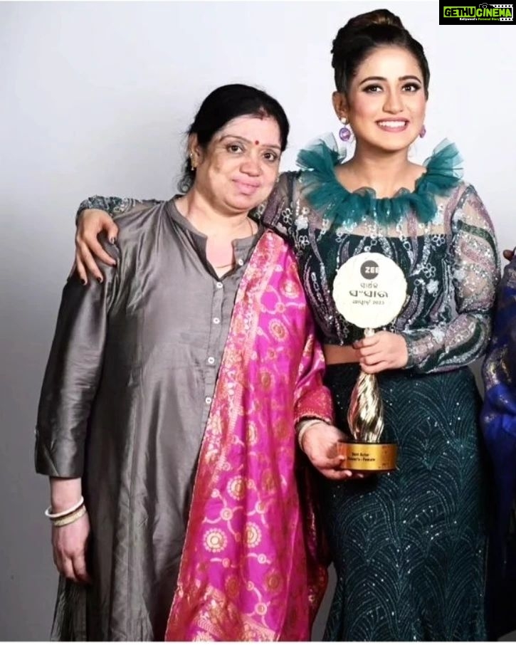 Elina Samantray Instagram - You are my fighter daughter⭐️ Congratulations Sona. Pratisodh is a very good movie. God bless you🌺 Best Actress of the year for the cinema pratisodh.