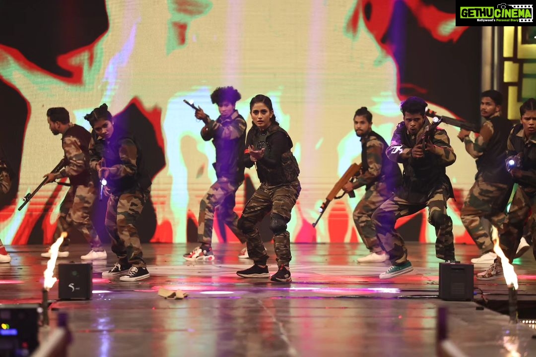 Elina Samantray Instagram - This performance will always remain special! Thank you to my dearest brother @lovekazue for trusting me. Thank you @kabirprasadpradhanofficial for the choreography. Don't forget to watch the grand show tomorrow! Evening. @zee_sarthaktv Special shout out to all the brilliant dancers who are the stars of this performance! Team KDS❤️