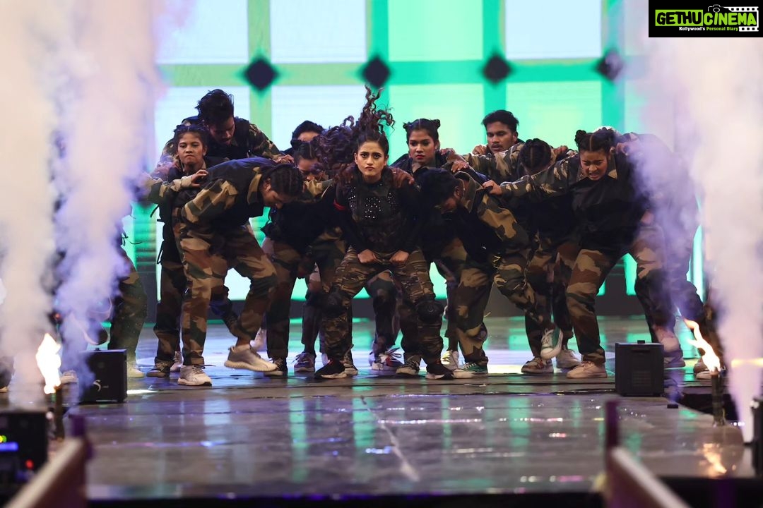 Elina Samantray Instagram - This performance will always remain special! Thank you to my dearest brother @lovekazue for trusting me. Thank you @kabirprasadpradhanofficial for the choreography. Don't forget to watch the grand show tomorrow! Evening. @zee_sarthaktv Special shout out to all the brilliant dancers who are the stars of this performance! Team KDS❤️