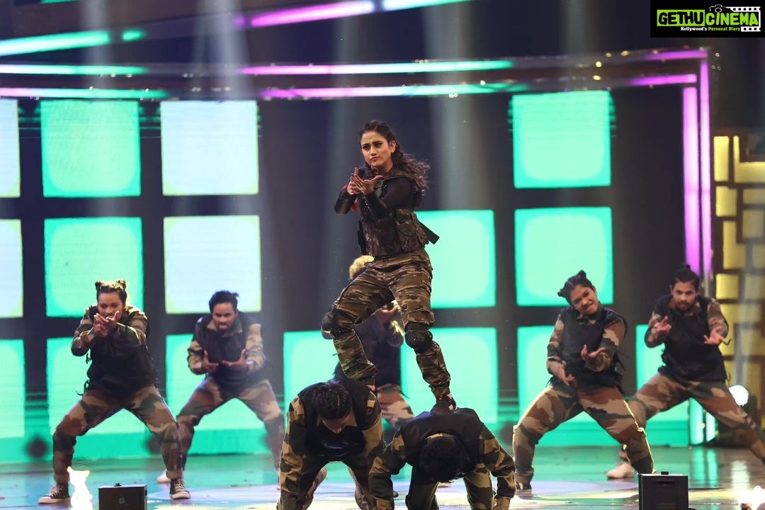 Elina Samantray Instagram - This performance will always remain special! Thank you to my dearest brother @lovekazue for trusting me. Thank you @kabirprasadpradhanofficial for the choreography. Don't forget to watch the grand show tomorrow! Evening. @zee_sarthaktv Special shout out to all the brilliant dancers who are the stars of this performance! Team KDS❤️