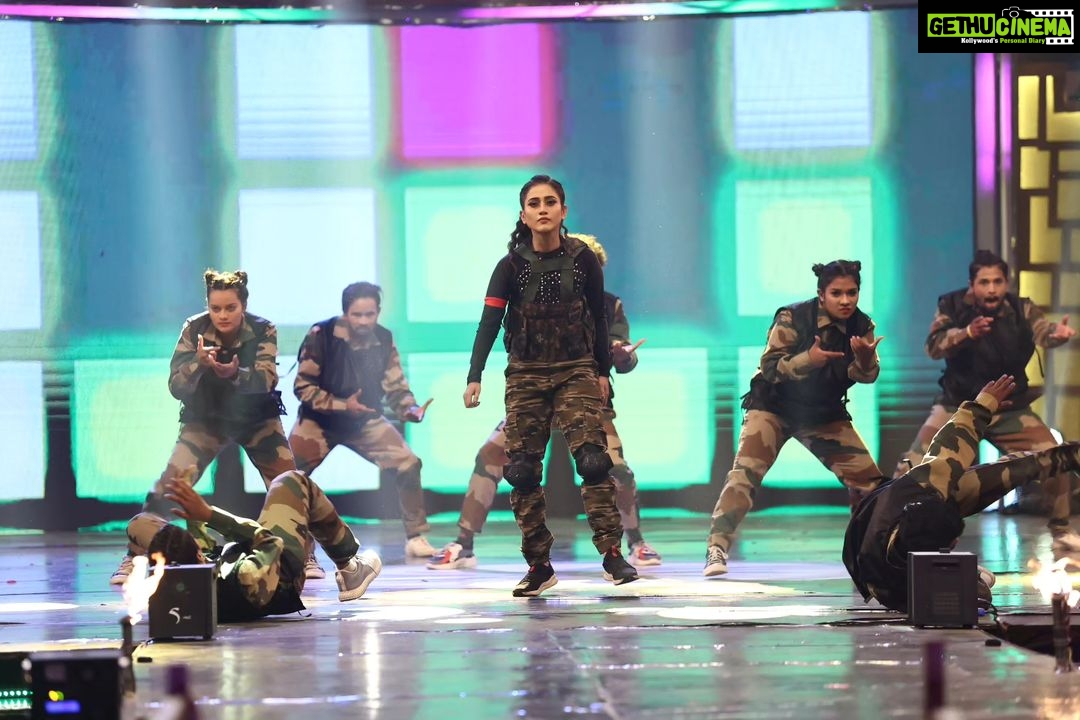 Elina Samantray Instagram - This performance will always remain special! Thank you to my dearest brother @lovekazue for trusting me. Thank you @kabirprasadpradhanofficial for the choreography. Don't forget to watch the grand show tomorrow! Evening. @zee_sarthaktv Special shout out to all the brilliant dancers who are the stars of this performance! Team KDS❤️