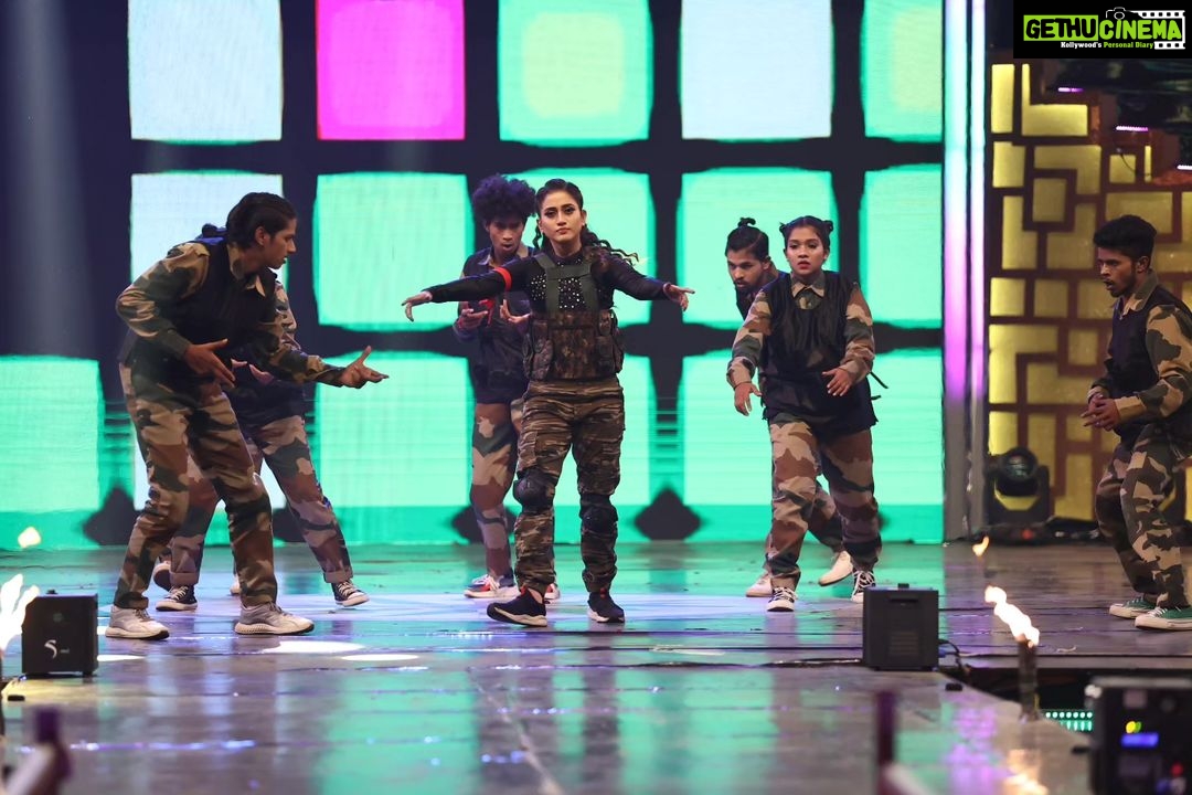 Elina Samantray Instagram - This performance will always remain special! Thank you to my dearest brother @lovekazue for trusting me. Thank you @kabirprasadpradhanofficial for the choreography. Don't forget to watch the grand show tomorrow! Evening. @zee_sarthaktv Special shout out to all the brilliant dancers who are the stars of this performance! Team KDS❤️
