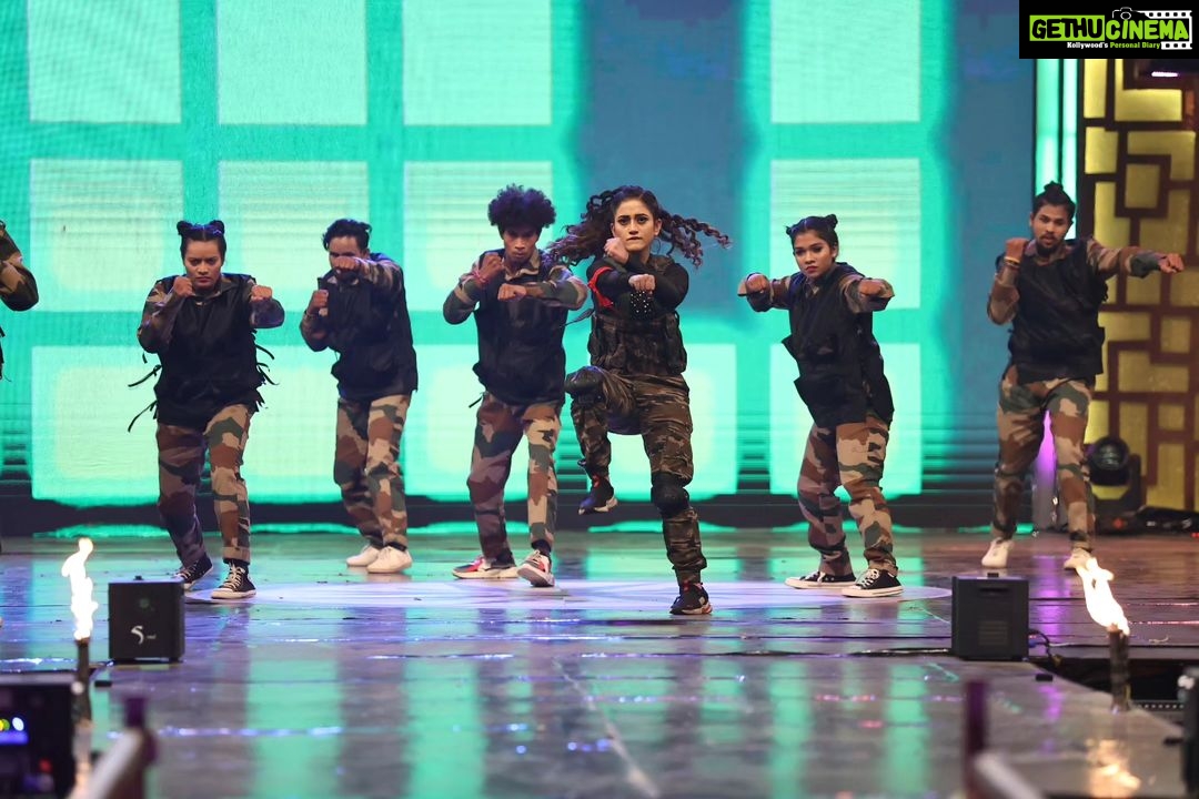 Elina Samantray Instagram - This performance will always remain special! Thank you to my dearest brother @lovekazue for trusting me. Thank you @kabirprasadpradhanofficial for the choreography. Don't forget to watch the grand show tomorrow! Evening. @zee_sarthaktv Special shout out to all the brilliant dancers who are the stars of this performance! Team KDS❤️