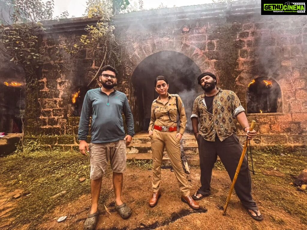 Elina Samantray Instagram - When the artist is getting directed by the director infront of the lens man!! Two of the most important people from the cinema "MALYAGIRI"