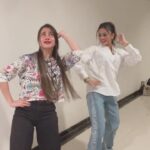 Elina Samantray Instagram - & how can we miss grooving on dhulia janda song together in which you are absolutely fire sweetheart..tysm for joining the special screening of katak sesha ru arambha & also cheering up for rangalata ..lods of love❤️😘❤️ Ps-all the beauties together at the end🔥😍 Vc- @officialbhoomikadash 🥰😘 #dhuliajanda #rangalata #trendingnow #trending #trendingreels #viralsong #odiamovie #actresses #riyadey #rayelinasamantaray