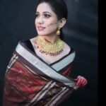 Elina Samantray Instagram - DURGA PUJA🌸🙏💗 "Embracing the timeless elegance of Durga Puja in my Tera Cotta Sambalpuri silk Saree from BigRayn 🌸✨. Visit BigRayn.com or call +916372255010. #rayelinasamantaray #elinasamantaray #bigraynofficials #sambalpurihandloom #sambalpuri #odishahandlooms #mybhubaneswar #bhubaneswar #bigraynofficials #odishahandloom #odishaikat #bigraynofficials #sareesusa #sareedubai #sareessingapore #sareesofinstagram #sareestyling #weddingsarees #partywear #odishaweaves #splendoursofodishaweaves #durgapuja #durgapujo wearing @bigraynofficials Makeup & Hair @makeupbyshagy Jewellery @mahendrabaral_official PC: @_abinashbiswal @partha_das07